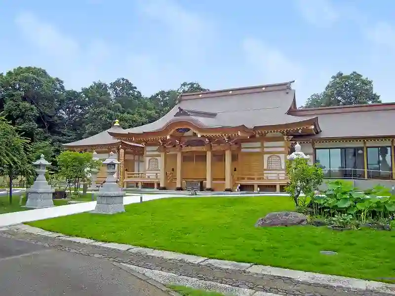 丘の頂上にある養運寺本堂。前には蓮池があります。