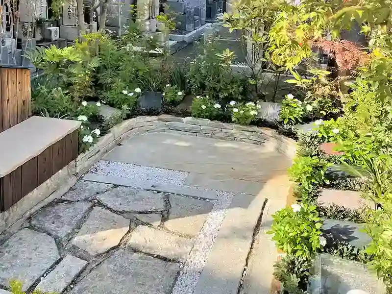 美しい木漏れ日が指す樹木葬