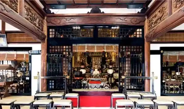 本堂内