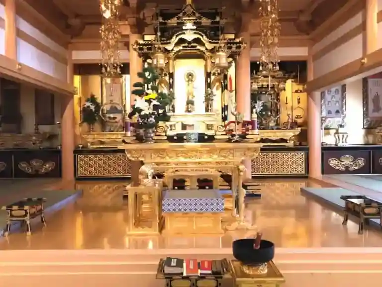 煌びやかな内陣