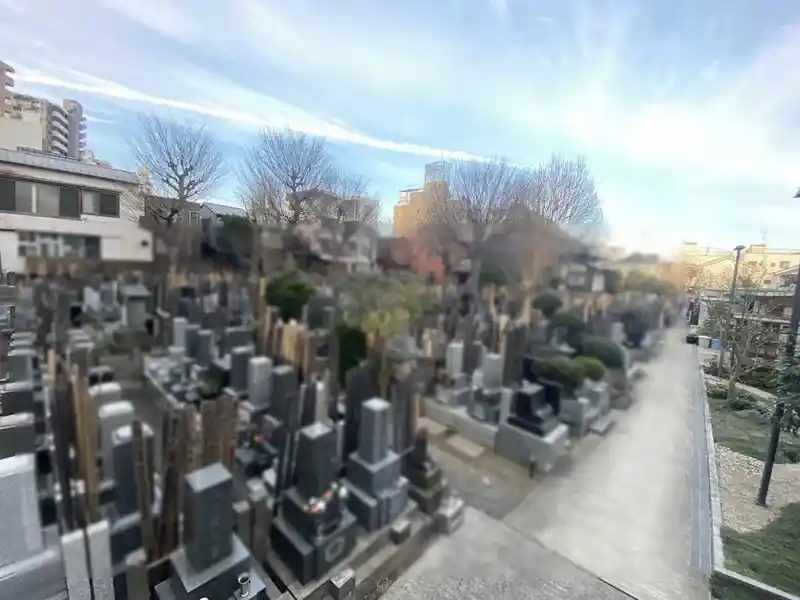 気持ち良い都会の寺院墓地