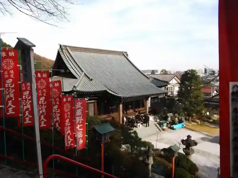 多くの人がお参りに訪れます