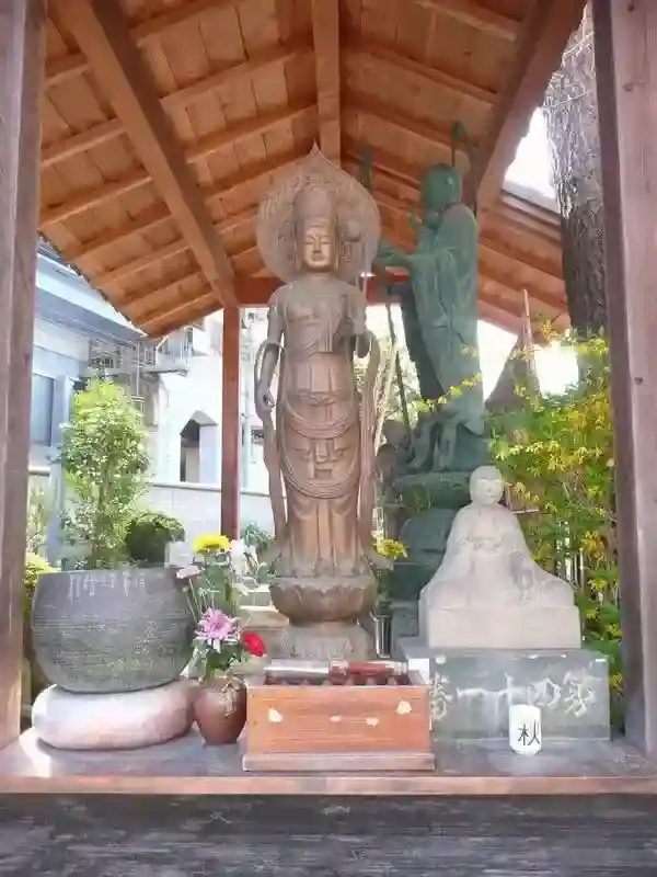 山門のすぐ左手には観音様