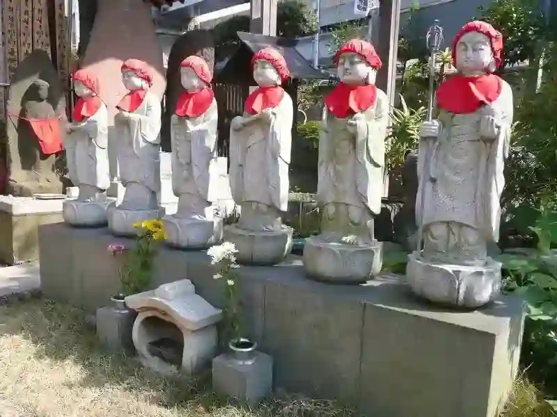 境内墓地の入り口を見守る六地蔵