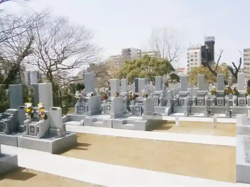 明るい雰囲気の墓地
