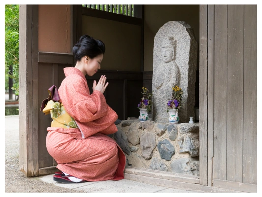 参拝する女性の写真