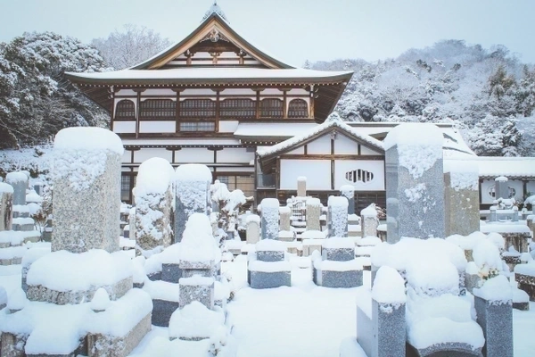 記事 雪の日のお墓参りはどうする？安全に行うための対策や墓石を守る方法などを徹底解説！のトップ画像