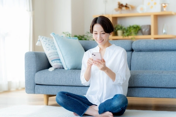 納骨堂の情報をオンラインで調べている人