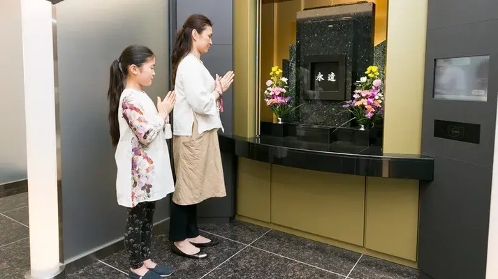 自動搬送式納骨堂でお参りする親子