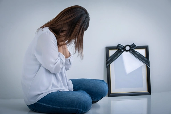 亡くして落ち込む女性