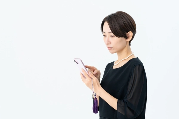 スマホをいじる女性