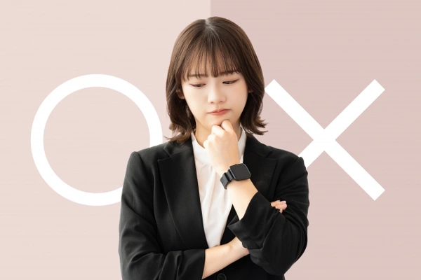 まるばつで悩む女性