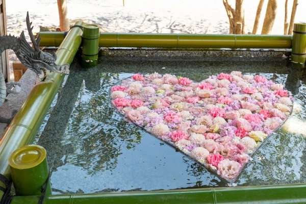 ハート型の花と手水舎
