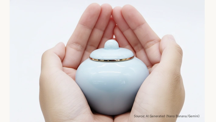 手のひらサイズの陶器製骨壷
