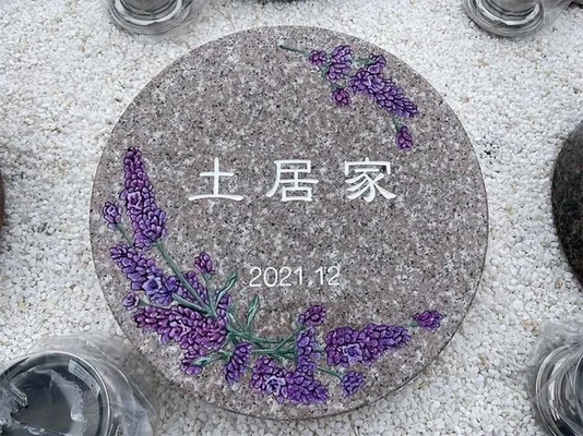 ラベンダーの花のイラストを刻印した樹木葬のプレート
