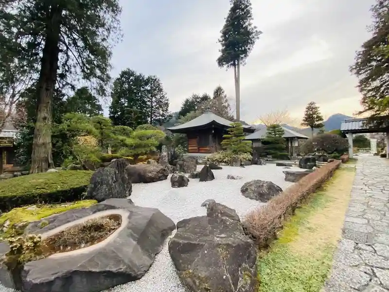 秋川渓谷 樹木草 縁墓 笑みの樹 