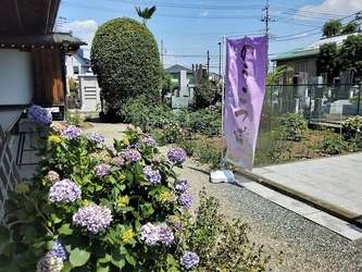 緑豊かで心落ち着く寺院墓地