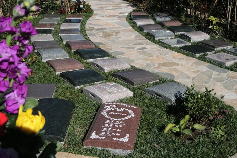 良観寺  樹木葬 『やすらぎ祈りのその』 プレート型のデザイン墓石