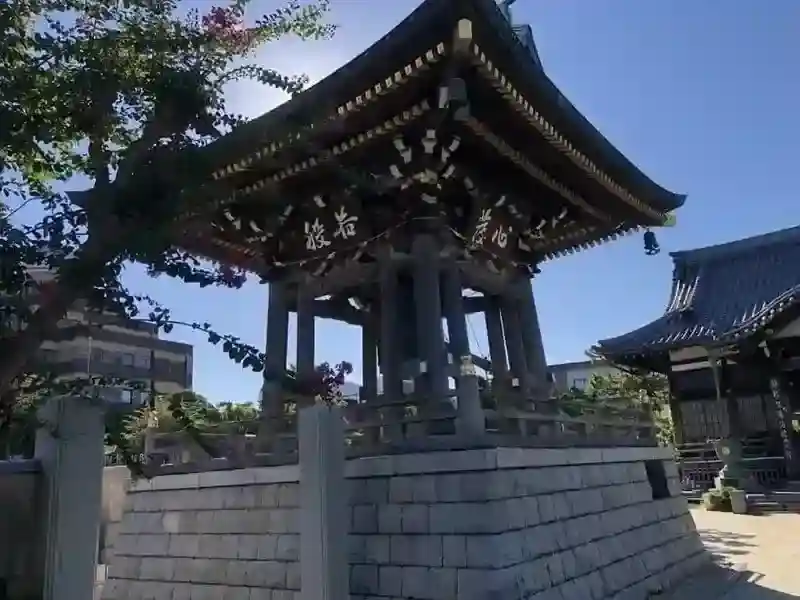 本堂横にある鐘楼
