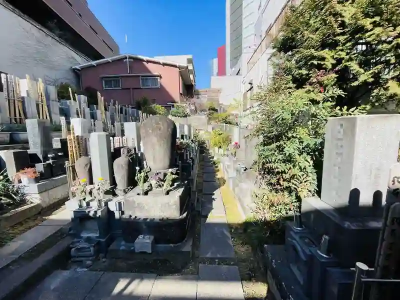 暖かい雰囲気の寺院墓地