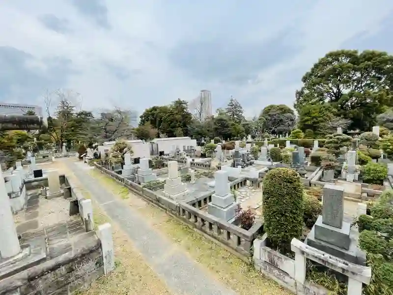 日本初の公営墓地「青山霊園」