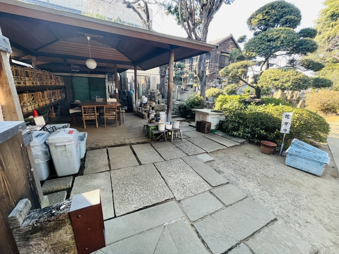 日暮里駅前墓苑（本行寺） 