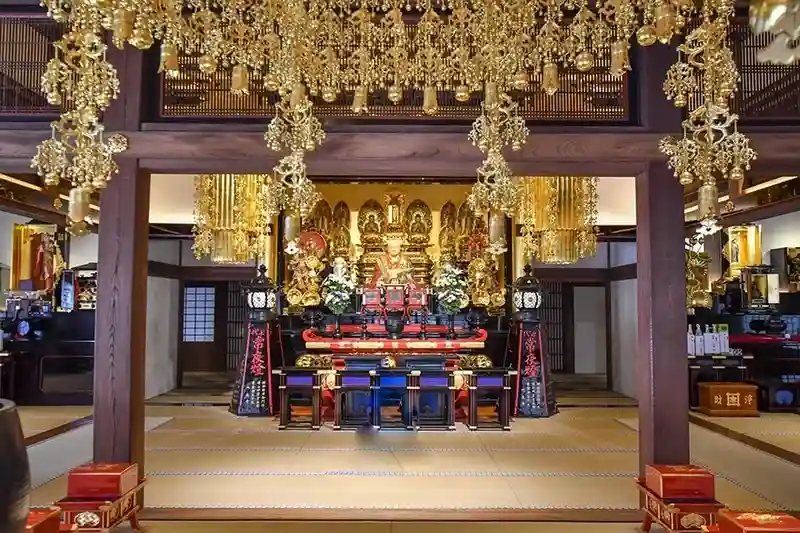 堀之内妙法寺（やくよけ祖師） 内陣　本堂