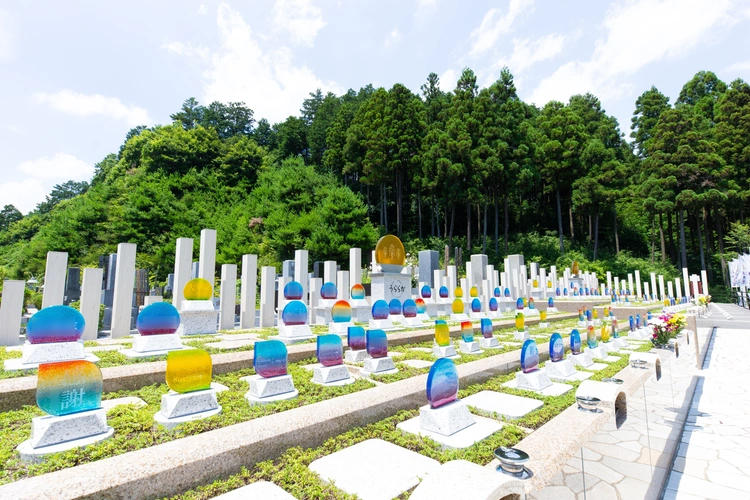  秋川霊園　ガラスの樹木葬