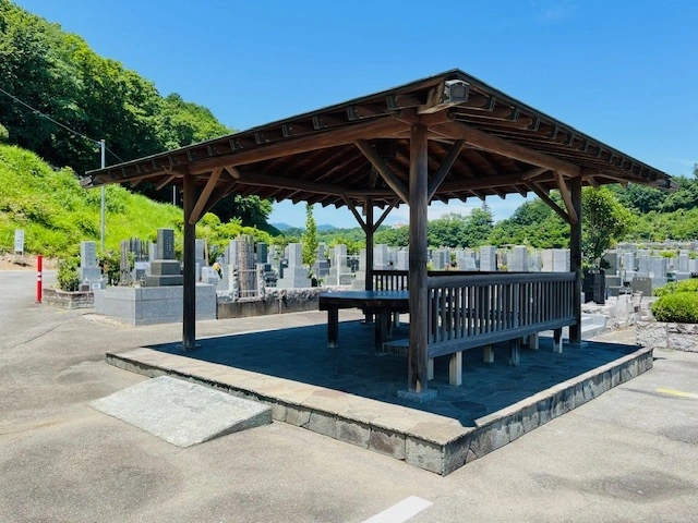 秋川霊園　ガラスの樹木葬 園内のあずまやで休憩可能