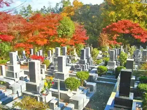 光華園霊園　樹木葬・永代供養墓 紅葉が映える光華園霊園の墓地