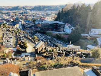 青梅市街を一望できる墓地