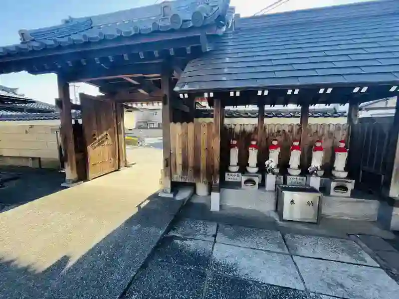 山門と六地蔵