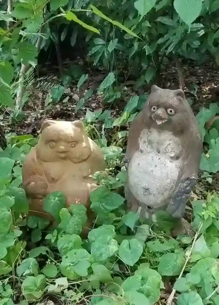 境内のどこかにいる石像です