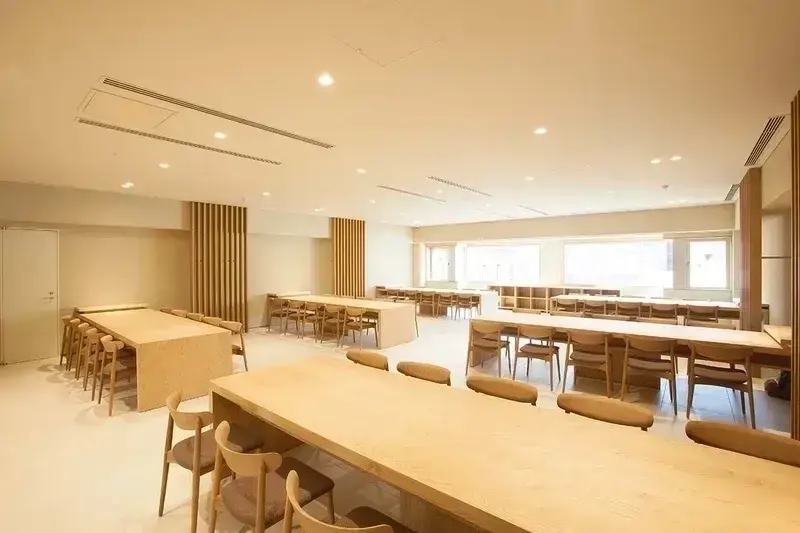 5階の休憩スペースです。同階には会食のできる客殿もあります。