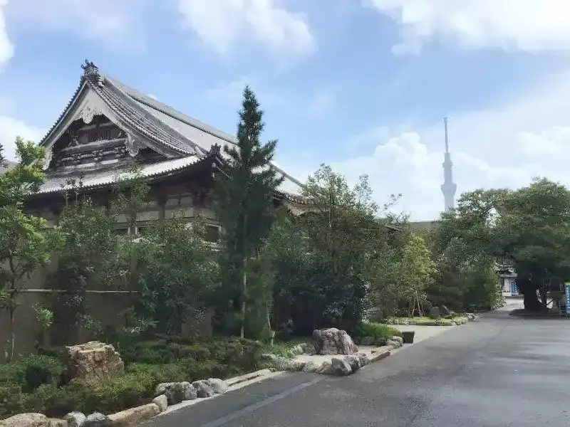 東本願寺/浅草 敷地内から見えるスカイツリー