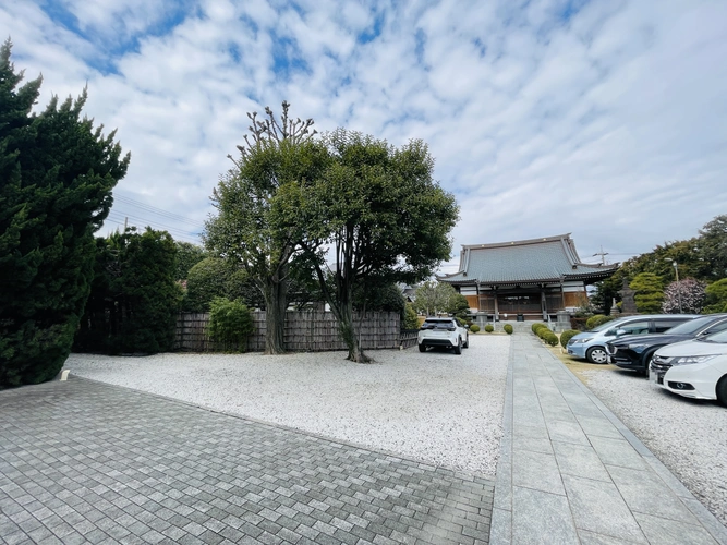 公園墓地 瑠璃光苑 広々とした駐車場