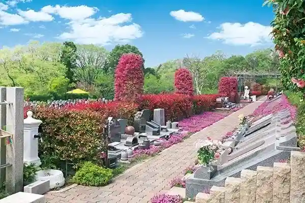 自然に囲まれた明るい霊園