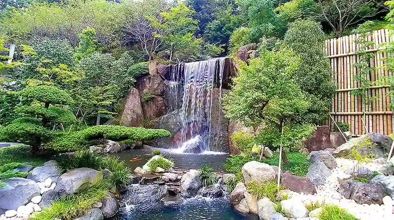 メモリアルフォレスト多摩 季節の花気に囲まれた青龍の滝