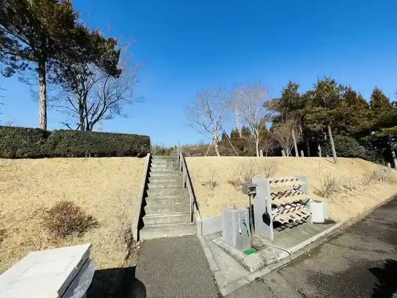 東京多摩霊園 階段には手すりの設置がされているのでお年寄りにも優しい霊園です