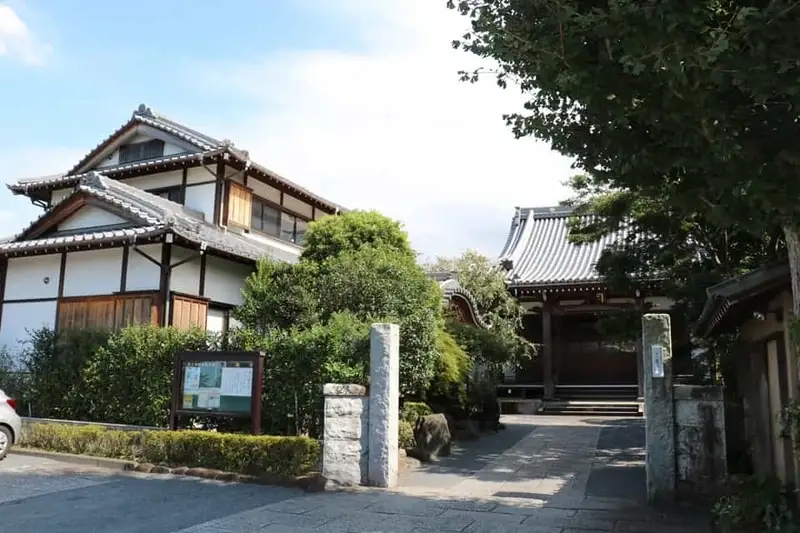 覚證寺 入り口