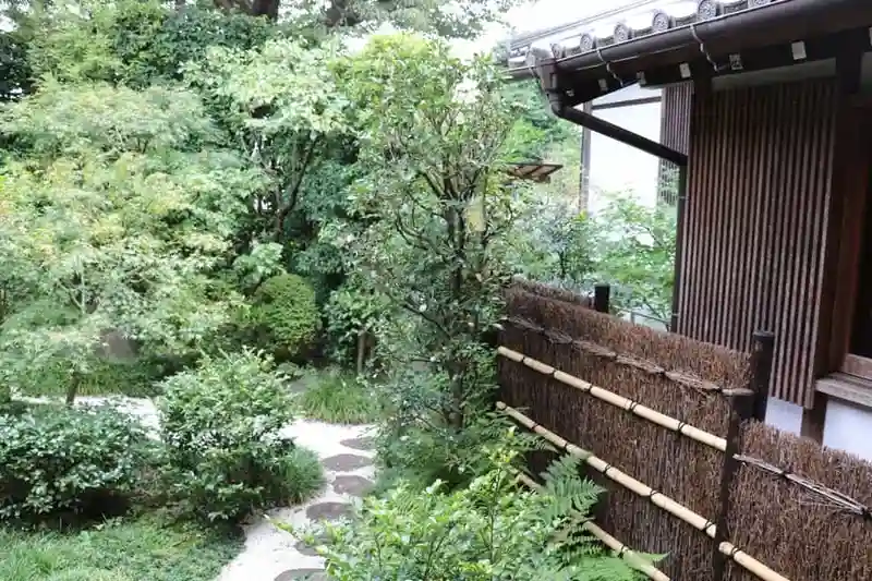 覚證寺 庭の緑