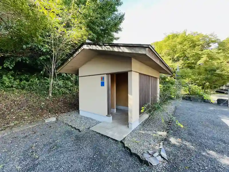 八王子高尾「光とガラスの花壇墓地」花ごころ トイレの写真