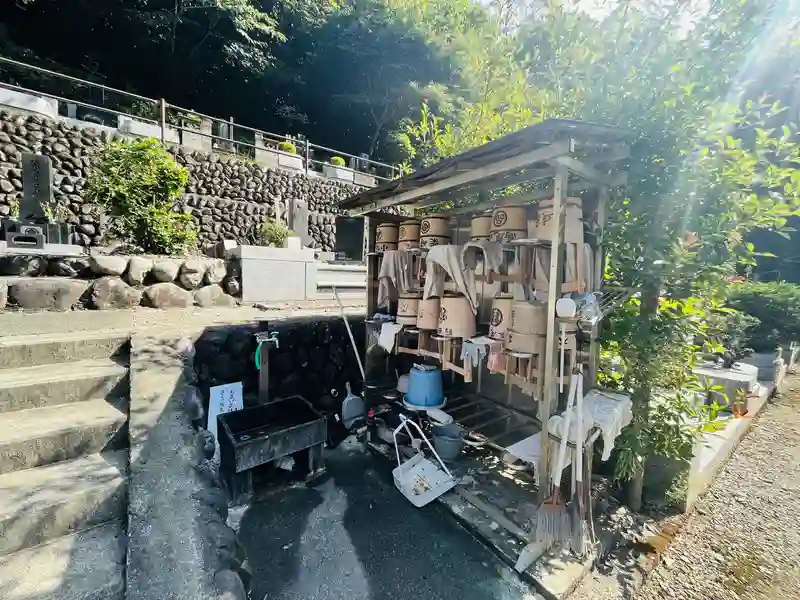 高尾山 薬王院墓地 水汲み場の写真