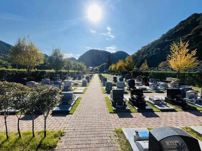 春泉寺 第２高尾霊園 ～メモリアルガーデン紫苑～ 平坦な通路