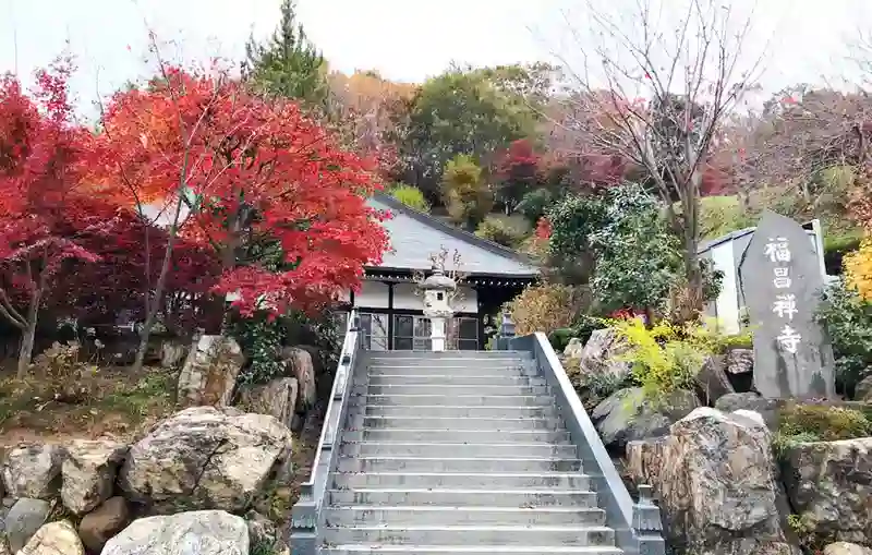 紅葉が咲く山門