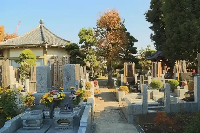 明るい雰囲気の墓地