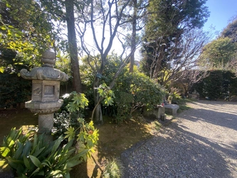 緑が多く落ち着いた雰囲気の寺院墓地