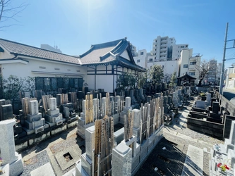 明るい雰囲気の寺院墓地