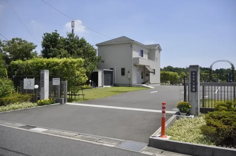 あおぞら霊園 霊園の入り口　広く車で入りやすい