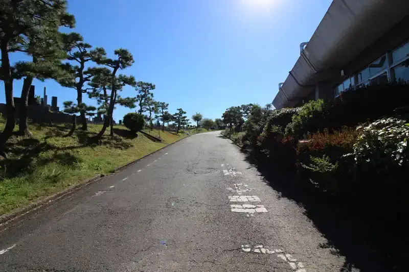 川崎市営 緑ヶ丘霊園(津田山霊園) 管理事務所よこ